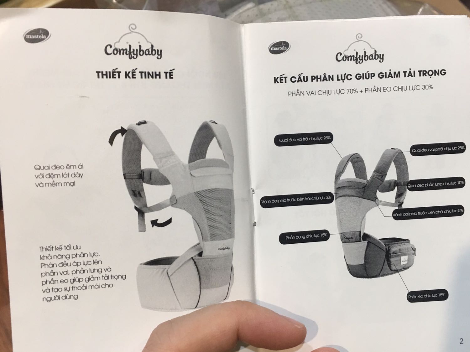 Địu chắc chắn, màu sắc trung tính, chất liệu bằng vải kaki dày dặn, mềm mại. Có mũ trùm che cho bé được nhét gọn phía trong địu.