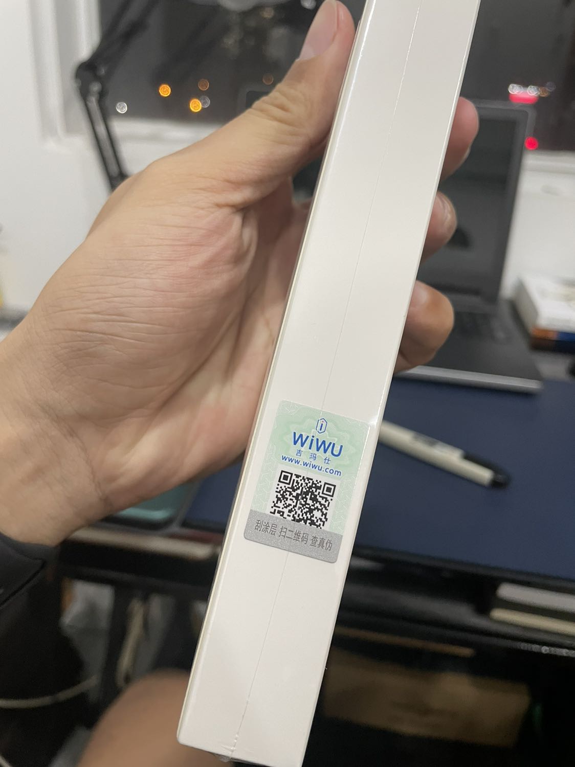 Tiki giao nhanh. Đúng. Đủ. 
Còn bút thì k có gì để bàn. Bút cảm ứng k cần kết nối Bluetooth. Độ nhạy không cao.