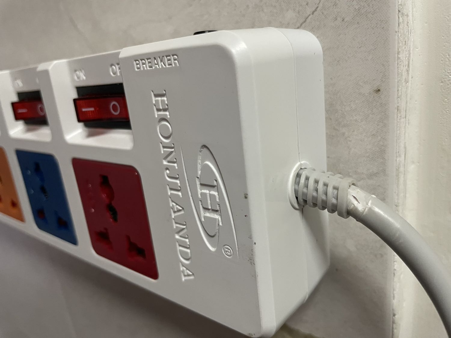 Tem đã bị bóc rách dán lại (hàng không phải mới), dây bị trầy rách, dù hàng được đóng trong bịch nilong kín. (Cũ làm lại trong bọc mới). Không hài lòng về sản phẩm. Cần gấp nên xài đỡ luôn. Chứ bán hàng vầy ko dám mua lần 2