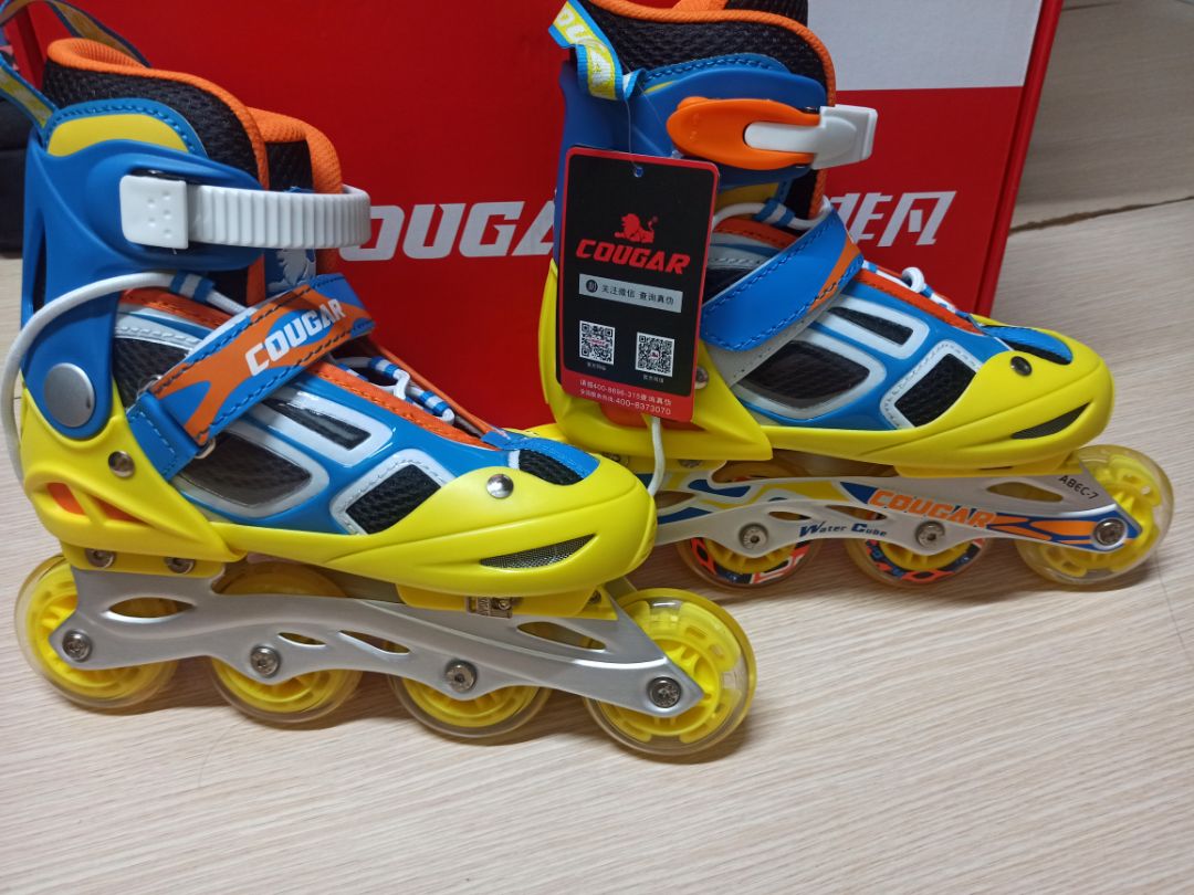 Giao hàng nhanh , giày đẹp ,bánh trơn ,  có đèn một bánh trước. Tuy giao không đúng màu mình đặt nhưng vẫn đúng cỡ L và có thư xin lỗi của nhà bán nên mình vẫn nhận hàng và rất hài lòng . Cảm ơn nhà bán và Tiki !