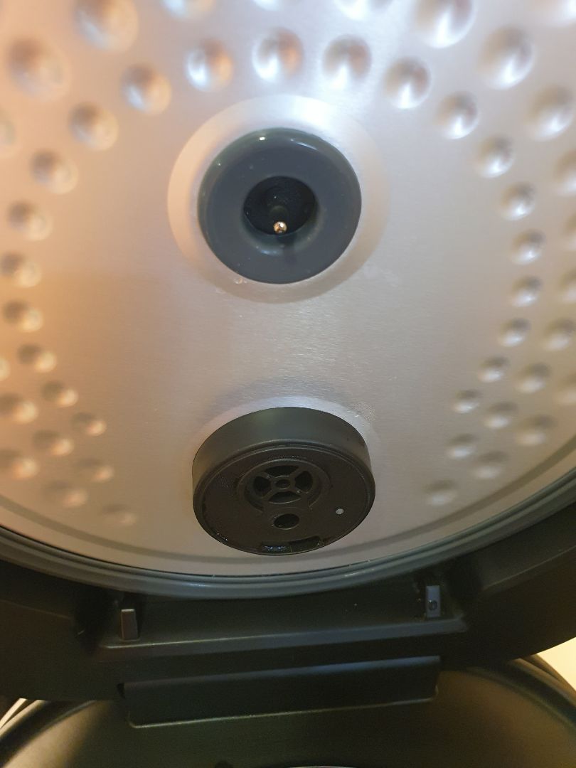 Thiết kế đẹp. Mình mới nấu cháo thử thì thấy hơi nước đọng trên vành và nắp nồi hơi nhiều. Cho mình hỏi là cái miếng cao su nhỏ ngay chỗ lỗ thông hơi phía trong nắp nồi có phải tháo ra hok. Do apps bị lỗi hay sao mà mình ko tải hình được. Thiết kế đẹp. Mình mới nấu cháo thử thì thấy hơi nước đọng trên vành và nắp nồi hơi nhiều. Cho mình hỏi là cái miếng cao su nhỏ ngay chỗ lỗ thông hơi phía trong nắp nồi có phải tháo ra hok. Do apps bị lỗi hay sao mà mình ko tải hình được.