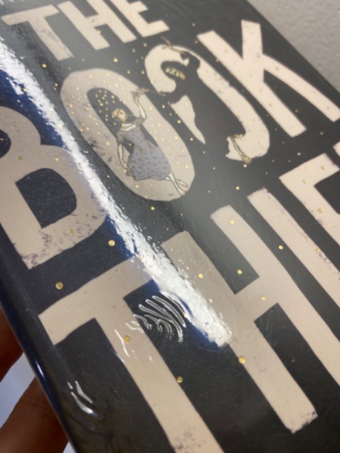 Bìa đẹp, có cả óng ánh nhũ. Giá thành hợp lý với sách dày như này. Giao hàng rất nhanh, đặt hôm phát hôm sau có sách luôn. Bìa đẹp, có cả óng ánh nhũ. Giá thành hợp lý với sách dày như này. Giao hàng rất nhanh, đặt hôm phát hôm sau có sách luôn.