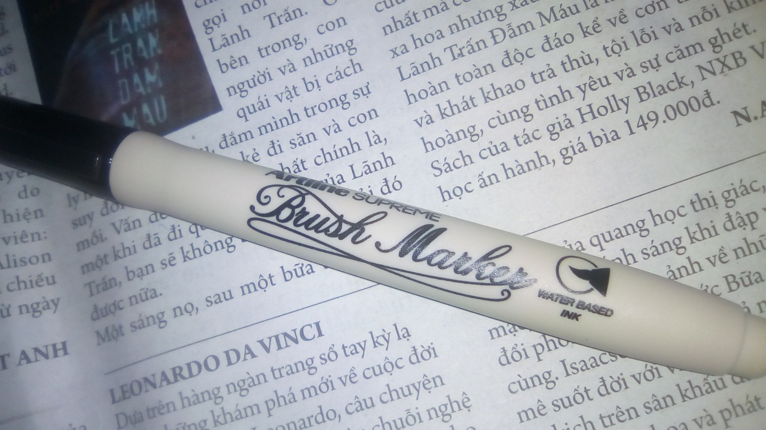 Giá thành rẻ, nét thanh không được sắc nét bằng những brand khác, dễ in sang trang sau nhưng bù lại nắp bút rất chắc chắn, và vỏ bút màu vàng đất cũng xinh, phù hợp với túi tiền các bạn học sinh. Chất lượng đi đôi với giá tiền, bạn nào mới sử dụng bullet journal hay planner thì nên thử