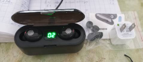 Mới nhận tai nghe xong, sản phẩm có đầy đủ như miêu tả, cảm ơn bạn nào đã gói hàng nhé, rất cẩn thận  👍