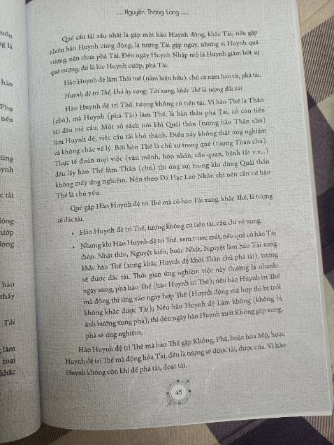 Sách trình bày lý thuyết rõ ràng, tuy nhiên từ đầu đến cuối tập 2 hầu như không có lấy 1 ví dụ. Đọc lời nói đầu thấy ghi người bình thường cũng có thể lĩnh hội, nhưng một cuốn sách không có nổi một quẻ mẫu để giải liệu có đạt không? Trên quan điểm của tôi, tôi cảm thấy phí tiền khi mua online 3 cuốn này. Một cuốn sách chỉ nói lý thuyết, chẳng một ví dụ giải quẻ mẫu. Thà mua tăng san bốc dịch, chu dịch dự đoán học đọc còn dễ lĩnh hội hơn vì có ví dụ minh họa rõ ràng, cầm tay chỉ việc, người biên soạn tự tin, mạnh dạn nêu những ví dụ và quan điểm của mình về quẻ gieo được, không ấp úng, làm sáng tỏ lý thuyết! Dưới đây là một số trang