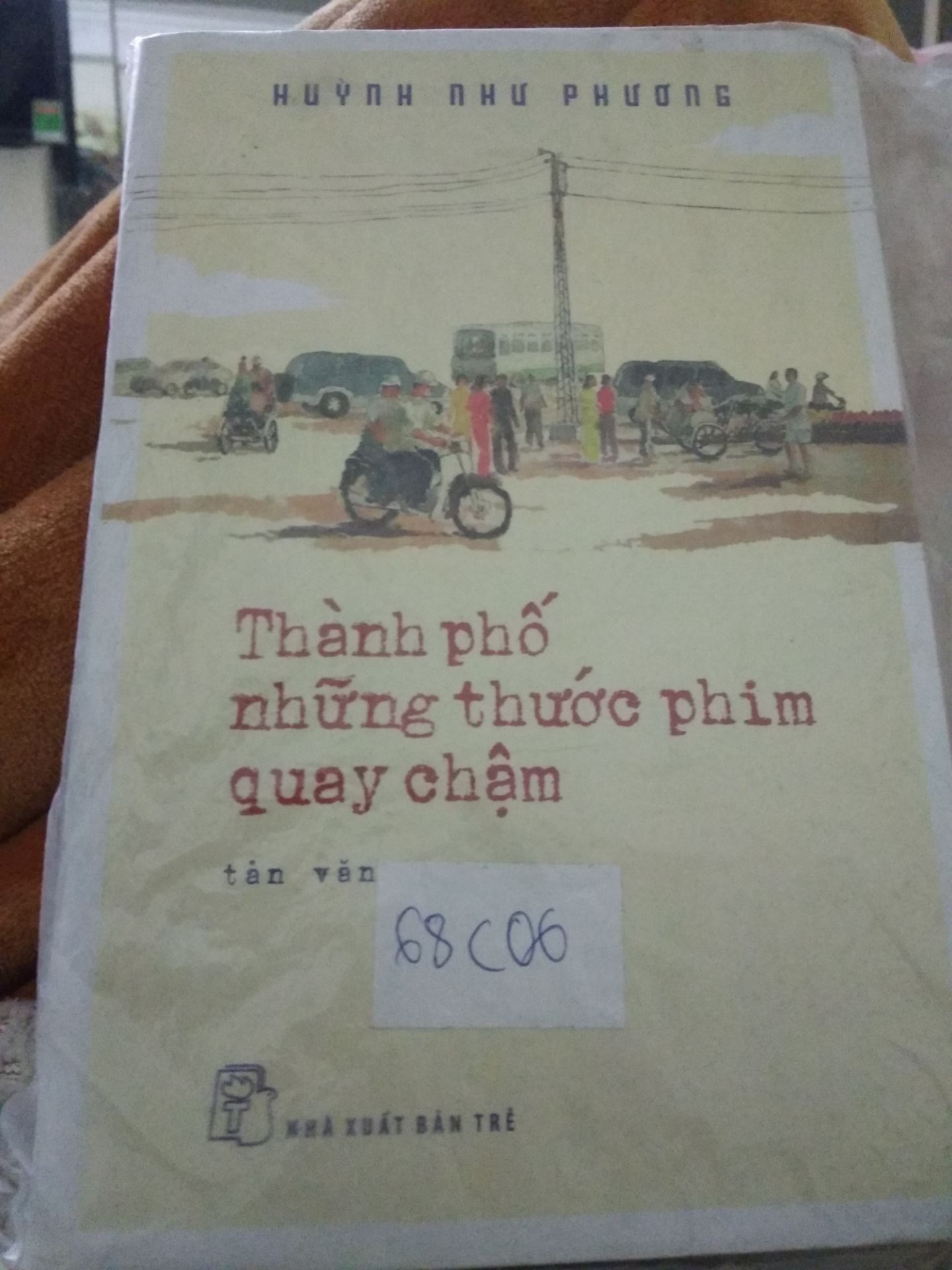 Sách vẫn còn bao nylon, thích hợp cho những bạn thích thể loại tản văn, tiki đóng gói hàng chắc chắn, nhân viên giao hàng thân thiện, nhiệt tình