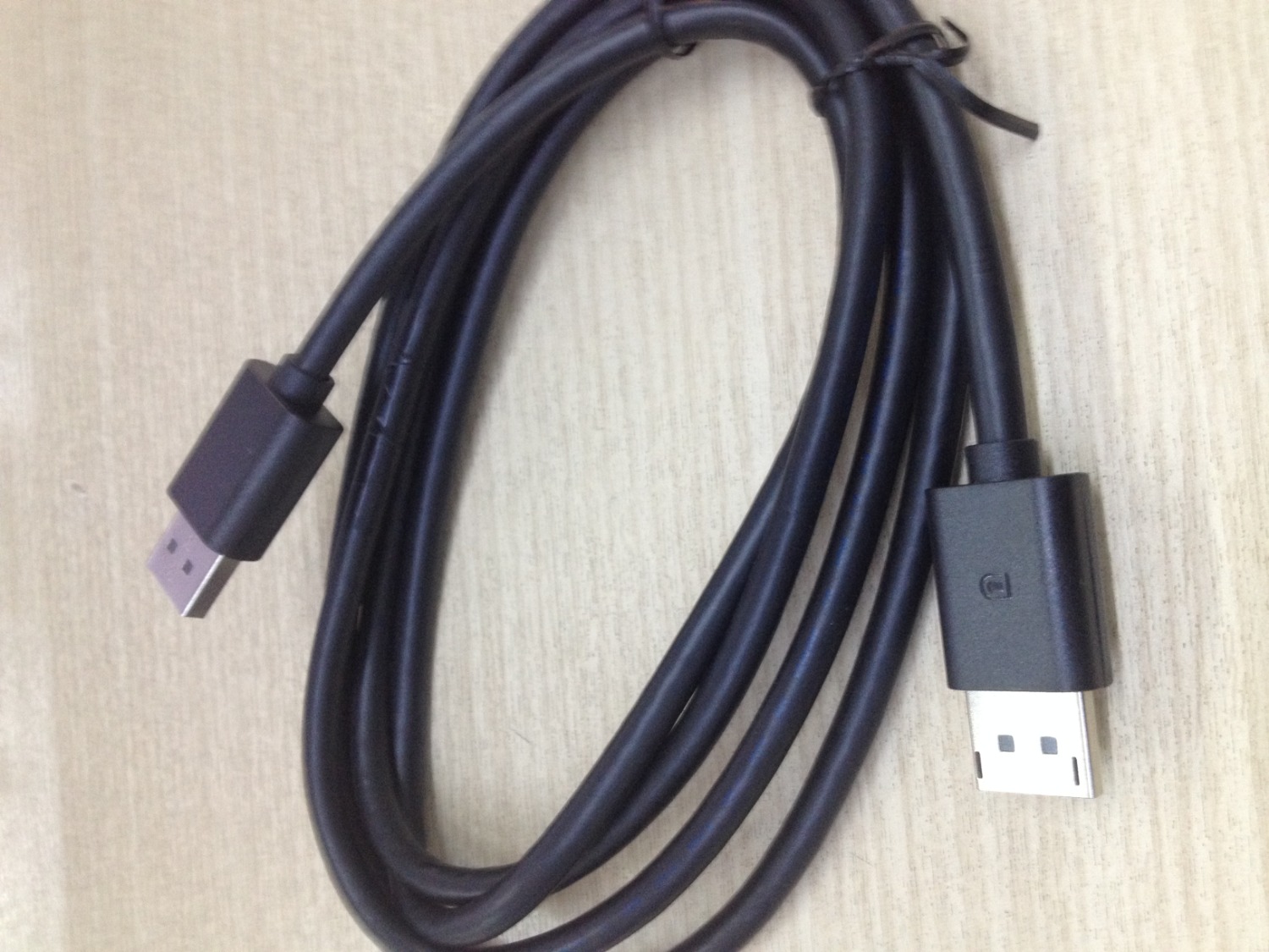 Tôi đã mua nhiều cáp của Ugreen, tất cả đều có bao bì của Ugreen và 2 đầu cáp mạ vàng (như hình đăng rao bán). Tuy nhiên cáp giao cho tôi không có bao bì của Ugreen, cáp cũng không phải của Ugreen luôn, đã vậy còn cố tình in 1 cái nhãn in "Cáp ... Ugreen chính hãng" dán lên bịch nilong nữa chứ. Thật không thể hiểu nổi.