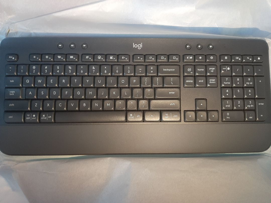 Hàng nguyên Seal, vận chuyển siêu tốc nên nhanh, đặt trước 13h, sẽ được giao trước 14h cùng ngày.
Bàn phím phải nói chất như quả đất nhe. Hên mình phân vân nhưng vẫn quyết định mua. Mình vốn chỉ thích bản full size to, cổ điển xài thoái mái hơn bản thu gọn rồi nút tròn gì đó, nên rất thích dòng này. Đánh chữ siêu nhanh luôn.

Lúc nhìn hình tưởng phím thấp bấm sẽ chán nhưng ai dè Phím nảy cảm giác bấm nó phê êm cực. Bluetooth bắt nhanh và nhạy cực kỳ. Mình dùng với đt android tín hiệu nhanh và nhạy. Giảm giá mạnh nửa. 
Nhìn hình không thấy đẹp lắm. Mà thực tế với mình hoàn hảo nhé. Phím được vuốt cạnh êm mịn. Phần kê tay cũng mịn xịn sò.
Quá ngon cho một cuộc tình. 

Mình nói thiệt. Nếu mấy bạn muốn dùng lâu và bền thì mua hàng chính hãng logitech vầy cho ngon. Với lỡ mua thì quyết định mua dòng tầm trên trên 900k ấy. Mấy dòng 4***k dùng ko thích lắm.

Lúc đầu bạn mình ham rẻ đi mua ba cái đồ tào lao gì mà 200k vừa chuột và bàn phím bluetooth ko biết hiệu gì luôn. Xong về có xài đc đâu. nhìn qua hình thì đẹp nhưng về thực tế ọp ẹp không bắt tín hiệu, như đồ chơi con nít ấy. Cuối cùng để chặn giấy. Lại thêm cả triệu mua em này như mình. thành ra tính cái quần dài thành cái quần ngắn.