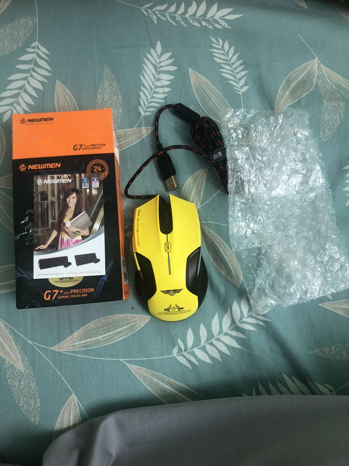 Phải công nhận bọc hàng rất cẩn thận. Hàng có cả tem tiếc các thứ trông khá ổn. 
Chuột bóng và mới. Lần thứ 3 mua con chuột này nhưng hơi bất ngờ về độ mới của con chuột shop này bán.
Hàng khá uy tín. Sẽ ủng hộ shop nếu có cơ hội.
Hàng đẹp nhưng lại không được chọn màu. Hơi tiếc. Hàng quá ổn so với giá nha mọi người!😄