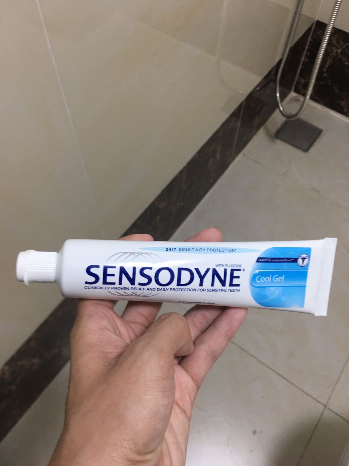 Sản phẩm đóng gói cẩn thận,chất lượng tốt ?, kem đánh răng mùi thơm của bạc hà rất nhẹ và tạo cảm giác mát sau khi đánh răng, cảm giác sạch sẽ sau khi đánh răng, răng mình thuộc dạng răng nhạy cảm đánh bằng kem này k còn hiện tượng của răng nhạy cảm nữa, mình sẽ tin dùng sản phẩm này, giao hàng rất nhanh, a ship rất thân thiện.