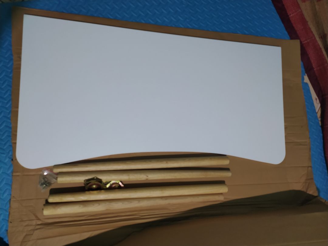 Ban đầu đọc đánh giá mình thấy khá lo lắng về vấn đề vận chuyển, vì có thể gây trầy xước mặt bàn. Mình có liên hệ shop bọc giúp mình cẩn thận và được phản hồi nhanh chóng. 

Bàn được vận chuyển nhanh và đóng gói cẩn thận. Lúc lắp ráp cũng khá đơn giản, có tua vít là được ạ. Không biết do mình vặn không được chuẩn hay lý do gì nên bàn hơi kênh chút, nhưng mà để sát tường là okie ạ.

Bàn khá rộng và cao. Mình để laptop vẫn thừa nhiều chỗ để sách vở trong lúc sử dụng.