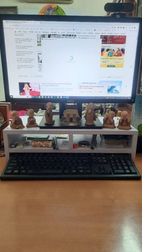 Kể lắp chuẩn, chắc chắn, vừa tầm mắt và giúp bàn gọn gàng đẹp mắt hơn.