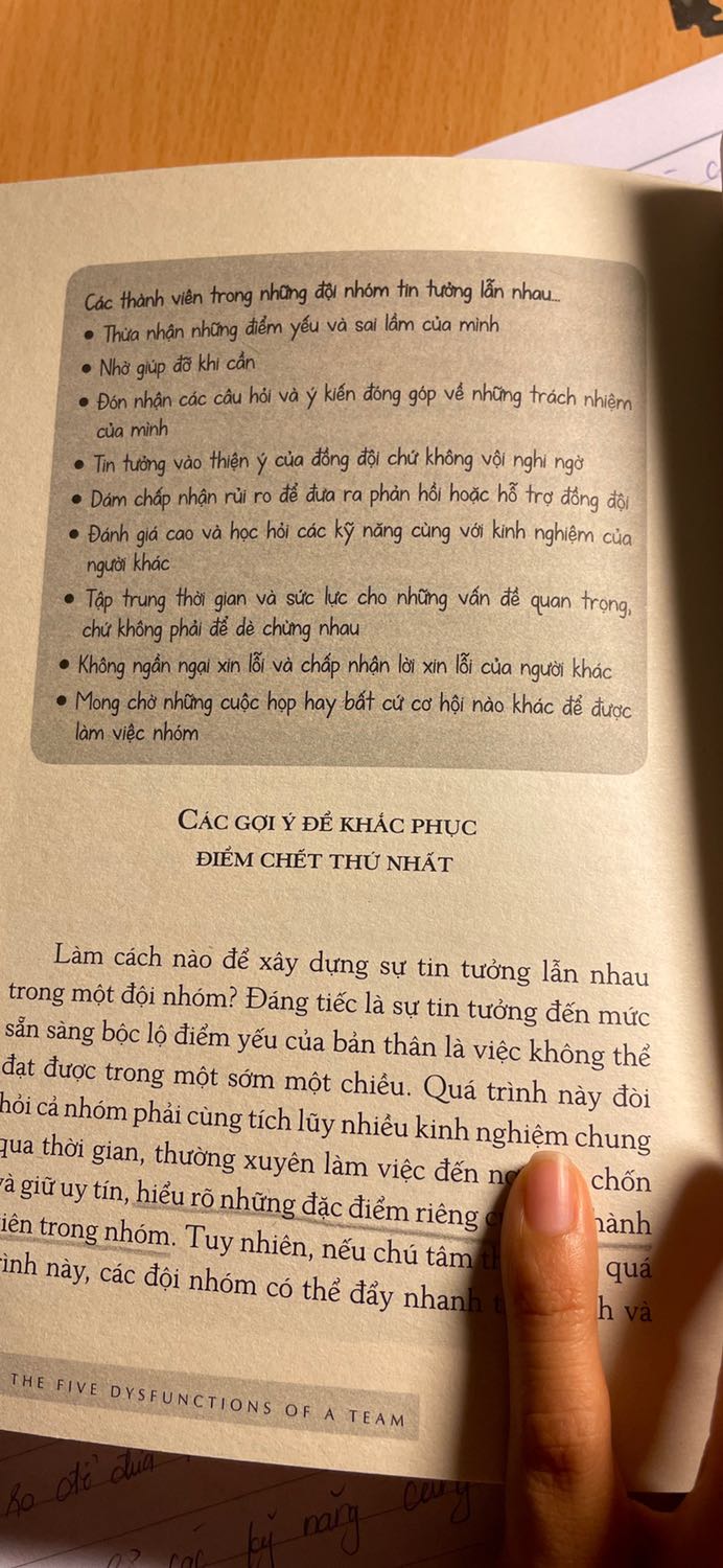 Mình tin rằng hầu hết các bạn trẻ đều thiếu kỹ năng làm việc nhóm. Một cuốn sách rất nên đọc và nó thầm hơn nhiều so với những bộ quy tắc mình đã đọc. Những vấn đề giữa mình và đồng nghiệp dường như đang hiện diện hết trong cuốn sách. Có chút buồn rồi lại vui. Vui vì mình sớm nhận ra tính nghiêm trọng của vấn đề. Gấp cuốn sách lại là một quá trình thực hành đầy thách thức. Chúc mn sẽ tìm dk những cuốn sách phù hợp.