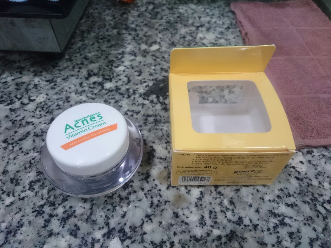 Hủ nhựa cứng trong, mùi nhẹ gần như ko có, kem mịn. Có thành phần metylparaben và propylparaben. Hơi sợ nhưng tìm hiểu thấy chưa có công bố nào gây bệnh bởi paraben, nó là chất bảo quản mỹ phẩm. Mình nghĩ mentholatum cũng đã nghiên cứu rồi, nó cũng là hãng lớn nên ko dại gì làm ảnh hưởng đến ng dùng
