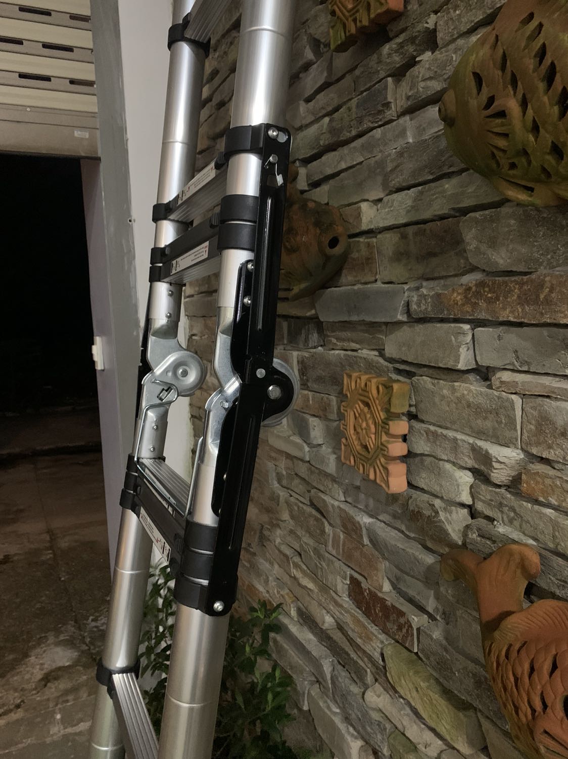 CHẤT LƯỢNG QUÁ KÉM SO VỚI QUẢNG CÁO
- Giao hàng thì quá lâu, mất cả tháng trời, sau rất nhiều lần khiếu nại, và phải liên hệ trực tiếp với đơn vị vận chuyện mới nhận được hàng. Khi nhận hàng thì thùng giấy rách, móp, phần xốp bảo vệ bị bể nát, phần thông tin người nhận bị mất hoặc không có.

- Khi dùng để chế độ duỗi thẳng dạng chữ I thì leo lên có cảm giác rung rung, chỉ sợ gẫy gập lại. Đặc biệt tôi dùng lần đầu tiên thì thanh thép nẹp bên sườn thang cong gập ra phía ngoài chứ không theo phương thẳng của thang, làm mất tác dụng giữ cho thang được chắc chắn.

- Thang khá nặng ngay cả với nam giới khoẻ mạnh mang vác vẫn thấy khó. Khi tháo lắp để dùng cũng nặng nề, khó khăn.

- Khi để chế độ chữ A thì lắc và cảm giác dễ đổ sang hai bên.

- Đề nghị tiki phối hợp với shop khắc phục cho tôi, hoặc thay thế sản phẩm mới.