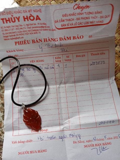 Mẫu mã đẹp, đá thật nha mn. Mà có 1 vệt không biết là phải bị nứt không hay vân đá nữa 🥹