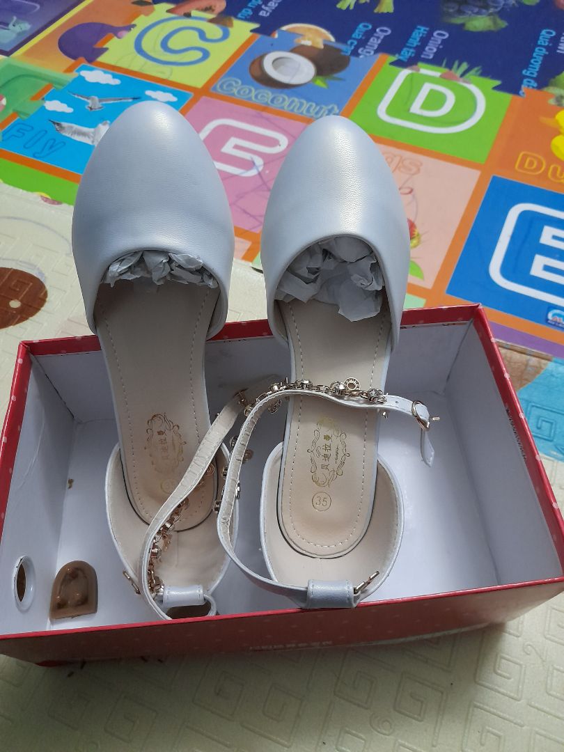 sản phấm chất luọng tốt nhưng bé nhà mình đặt size 35 mà ko vừa mình có nhắn shop để đổi lại size to hơn nhưng không  thấy shop phản hổi. mong shop phản hồi mình sớm.