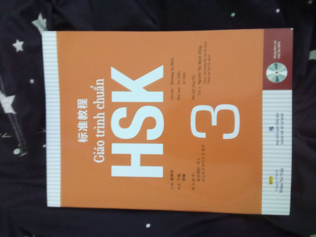 Đơn đầu tiên mua ở Tiki. Sách nguyên vẹn chuẩn HSK in màu rõ ràng. Kèm cả đĩa CD. Săn đc sale giá rẻ. Giao hàng đúng hạn. Cảm ơn shop. 谢谢????