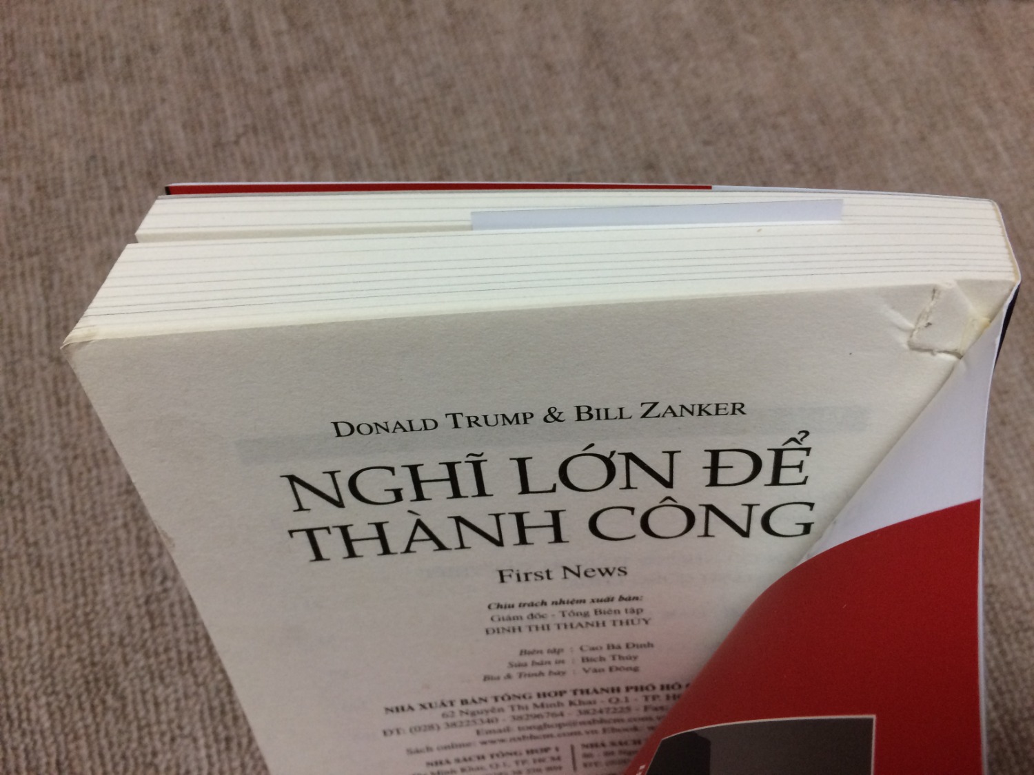 sách cầm nhẹ ( cá nhân mình thích cầm sách nặng) . có một điểm lỗi nhỏ trên gáy sách. tổng thể thì ok .
