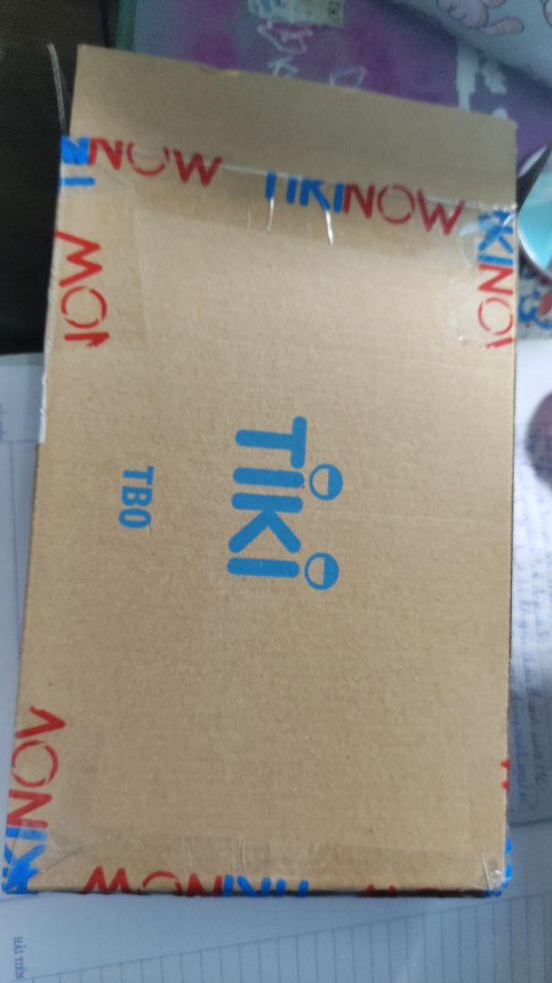 Tiki giao rất nhanh luôn, đặt và 4 tiếng sau nhận được hàng dù  không phải gói giao siêu tốc. Sách được bọc nilon cẩn thận nên thấy yên tâm lắm luôn. Shop tặng 4 chiếc bookmark hình hoa cúc siêu xinh, sách không bị rách hay nhàu gì. Cảm ơn shop nhiều 😍. Nói chung là đơn Tiki đầu tiên rất là ưng ý 😸.