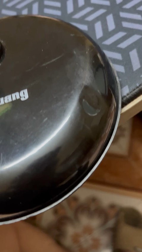 T mua sp mới mà móp méo
Trầy xước
Giao hàng thì cái hộp nát tươm
Ủa làm ăn?