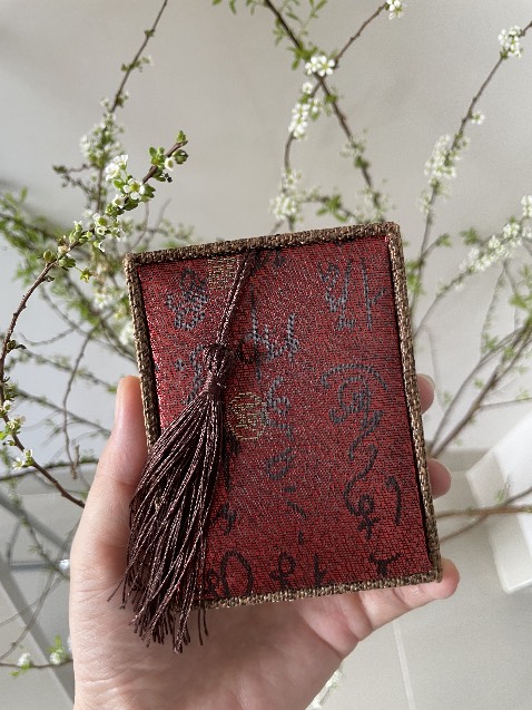 Hộp đựng được thiết kế cẩn thận.
Vòng đeo vừa tay.