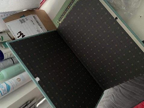 mình mua 2 quyển ngay dịp sale tết tại mình thích nên ngóng mãi xong nhận về trang sách bị dính vào nhau cứ lật là rách sách không đọc được. mình nhắn ngay cho shop để được hỗ trợ mà shop chưa 1 lần nào trả lời tin nhắn để hỗ trợ mình😅 mình phải nhắn sang tiki chọn phương thức đổi trả r kì kèo mãi xong cuối cùng mình cũng k có sách, hoàn thẳng vào tiki xu mà k báo trước mình cũng k rút về được mà lằng nhằn từ hôm 27/1 tới giờ🙃 tốn thời gian!