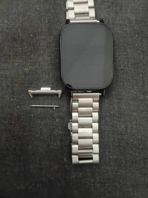 Dây không vừa khít với Redmi Watch 5 (Lite) vì chốt lắp vào thân đồng hồ bị ngắn. May mà giữ lại chốt lấy từ dây silicon nguyên bản (của đồng hồ) chuyển sang thì dùng được. Nhưng lại hơi lỏng vì miếng đệm của dây thép lại dùng được cho đồng hồ này.