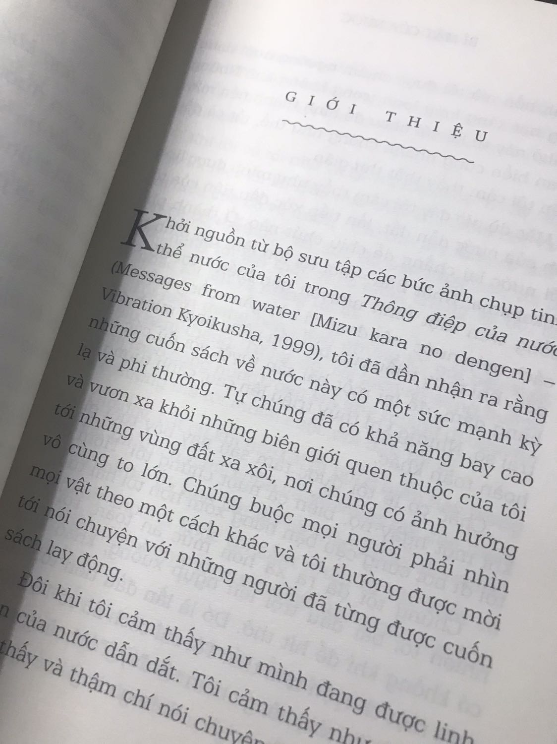 Trước tiên thì nói qua một chút thành tích của sách. Đây là cuốn sách bán chạy do New York Times bình chọn, được dịch ra 24 ngôn ngữ, bán hơn 1 triệu bản trên toàn thế giới. Trước đấy tác giả cũng có cuốn sách “Thông điệp của nước” với thành tích khủng không kém.

Quả thực không phải tự nhiên mà sách lại nhận được sự đón đọc của nhiều độc giả như vậy. Chúng ta ai cũng uống nước mỗi ngày nhưng không phải ai cũng hiểu hết được tác dụng, những bí mật mà nước mang lại cho chúng ta. Nước mang theo toàn bộ lịch sự cùng vẻ đẹp phi thường của mình cũng như chúng ta mang theo toàn bộ lịch sử của con người. Qua cuốn sách, tác giả đã đem đến cho người đọc cuộc hành trình đầy ấn tượng của nước trên Trái Đất và tiết lộ những bí ẩn của nước đầy hấp dẫn.

Những gì được viết trong sách không chỉ giúp cho chúng ta hiểu biết thêm nhiều kiến thức mà còn mang tới cho người đọc sự nhẹ nhàng nhưng đầy vi diệu của nước qua lối viết của tác giả. Và khi đọc tới nửa cuốn sách mình mới phát hiện ra một phần nội dung trong sách đã được đưa vào phần đọc hiểu trong cuộc thi THPT Quốc Gia năm 2021 vừa qua. Một cuốn sách phải có sức thu hút như nào mới được đưa vào đề thi như thế nhỉ ^^