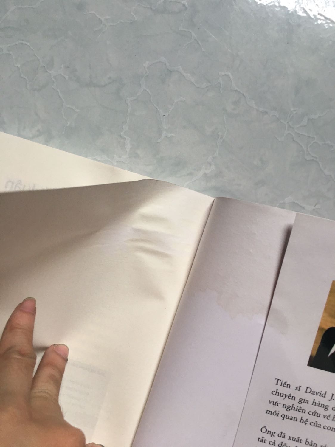 Háo hứng mở hộp ra thì nhận được cuốn sách bẩn, bị thấm nước ố màu mất mấy trang, cạnh góc còn quăn gẫy, thực sự thất vọng quá Tiki ơi. Sao lại thế này ???????