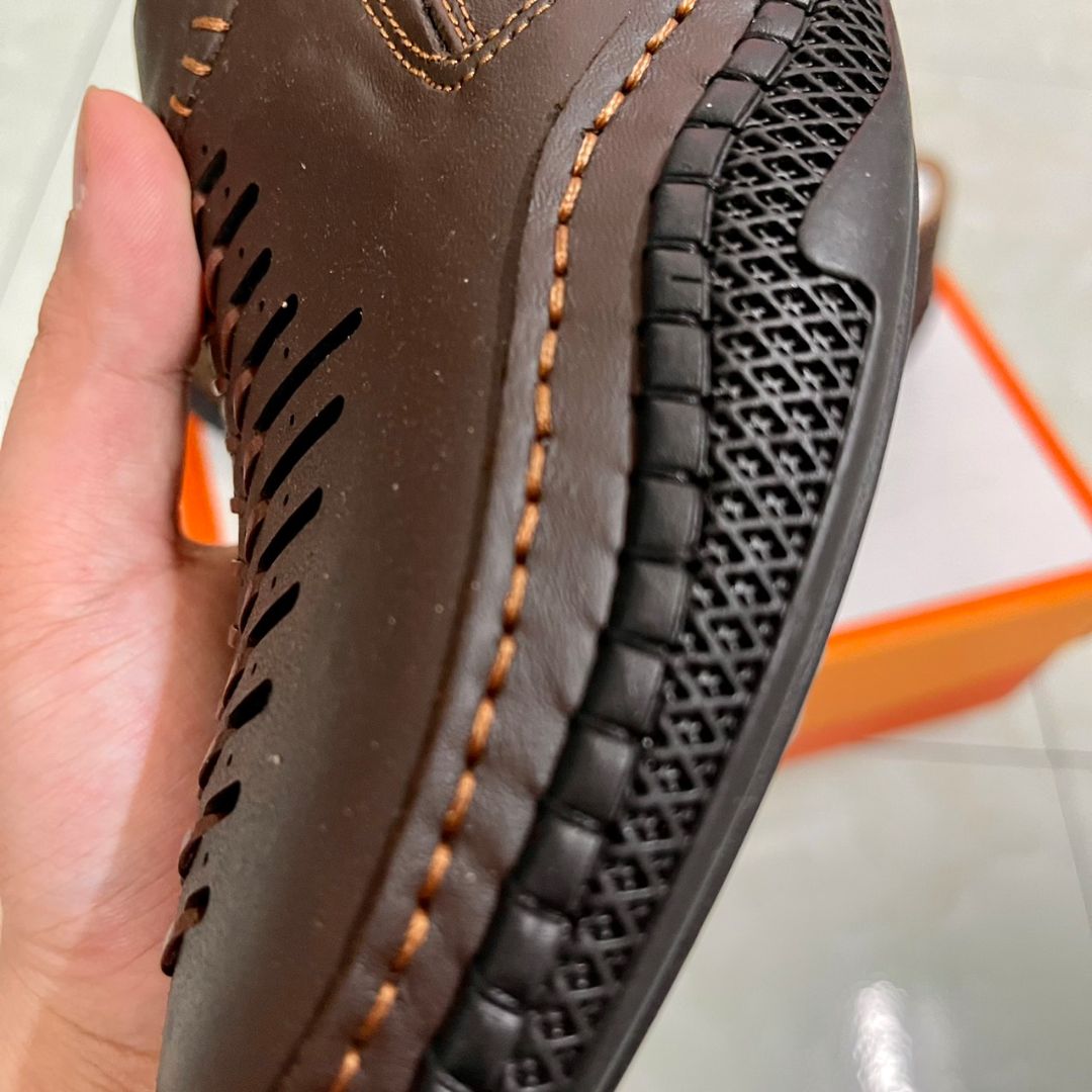 hàng giống như quảng cáo chuẩn da bò tét lửa không thấy bị sun. đầy đủ thẻ bảo hành cảm ơn shop nhé.