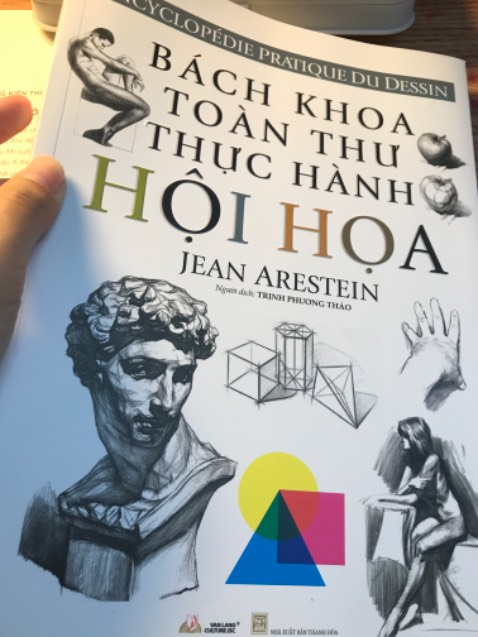 Sách khá nặng, bìa in nổi, chất giấy trơn, khá rõ. Rất recommend cho ai đang bắt đầu tập vẽ