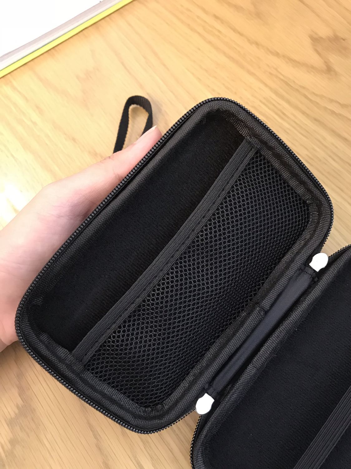 Túi vuông vắn, dày dặn, dây kéo chắc chắn, mình không dùng sạc dự phòng nên không quan tâm kích cỡ lắm. Điểm trừ duy nhất là mùi hôi bên trong. Mình sẽ bỏ gói silica gel vào xem thử có hút được mùi đi không. Ngoài vấn đề đó ra thì mọi thứ còn lại hoàn hảo. Túi vuông vắn, dày dặn, dây kéo chắc chắn, mình không dùng sạc dự phòng nên không quan tâm kích cỡ lắm. Điểm trừ duy nhất là mùi hôi bên trong. Mình sẽ bỏ gói silica gel vào xem thử có hút được mùi đi không. Ngoài vấn đề đó ra thì mọi thứ còn lại hoàn hảo.
