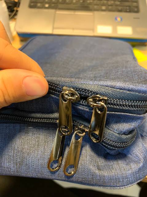 ui, tui này 2 ngăn, có 2 đường khóa, chứ ko phải 1 đường khóa như cái lần trc mình mua, nhiều chỗ đựng quá :D
màu xanh rất đẹp, cái này đi du lịch rất ok, ngăn to có thể cho giấy tờ nhỏ gọn và những thứ lặt vặt.