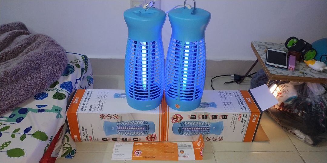 Mọi người phải hiểu là "tiền nào của nấy", nhiều bạn mua hàng rẻ mà cứ sồn sồn lên chê, đọc thấy mà phát ghét.

- Cái này tui mua sài cũng ổn nè
- Sản phẩm có phiếu bảo hành nha
- Giao hàng nhanh, hàng đẹp như hình
- Ánh sáng rất sáng trong tối
- Lâu lâu nghe bụp bụp tách tách đã tai
- Nhớ lâu chùi dọn xác côn trùng dưới đế, để kiến không bu vào ăn xác côn trùng chết

Điều kiện để hiện quả cao:
Phải đặt trong nơi tối nhất và cao hơn mặt đất, chỉ có đèn, KHÔNG CÓ người.
Vì vừa có đèn vừa có người, muỗi sẽ ưu tiên bu người hơn bu đèn