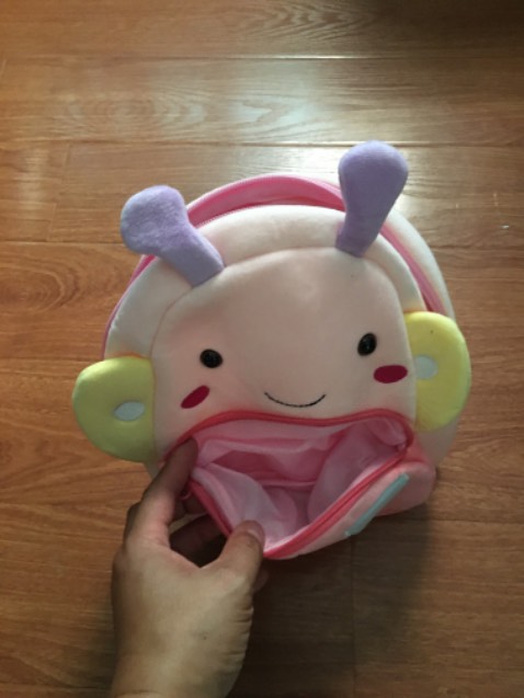 Balo  làm bằng vải nỉ nên rất mềm, có 2 ngăn rộng , quai đeo chắc chắn, có thể điều chỉnh độ dài, khoá kéo êm, không kẹt