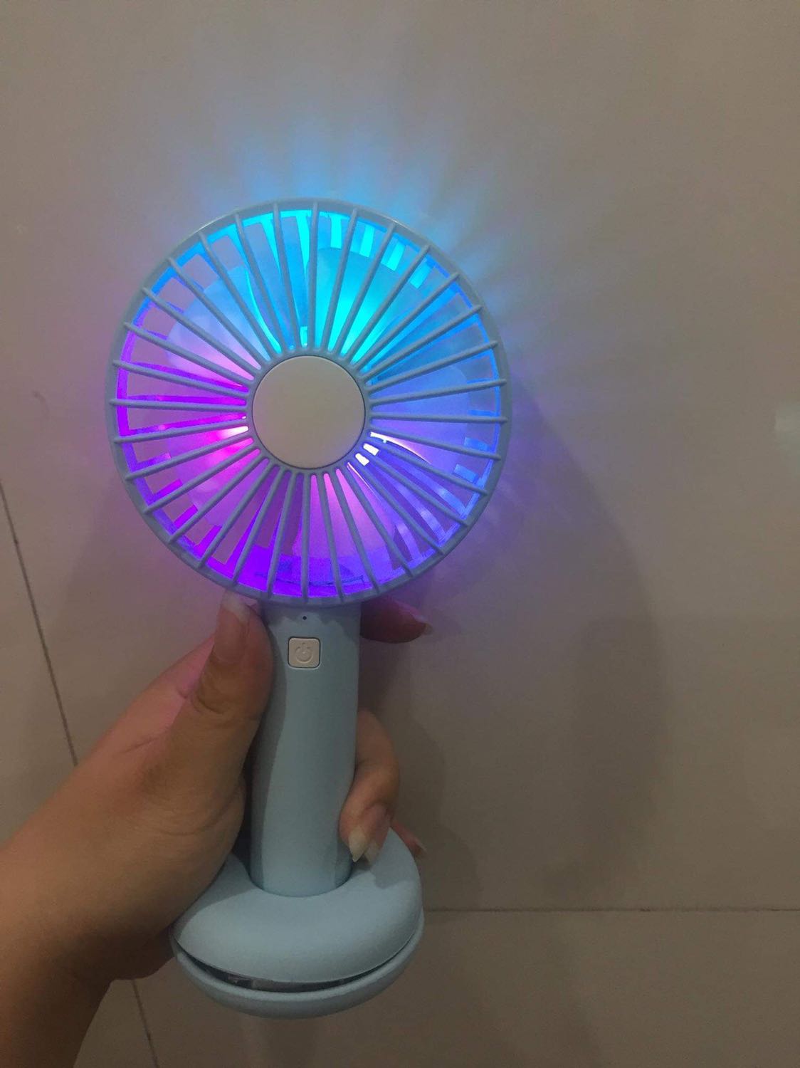 - Quạt mát, có 3 chế độ gió. Đặc biệt còn có đèn LED trông rất đẹp mắt khi sử dụng. 
- Có chân đế đi kèm nên để quạt ở mọi bề mặt không lo bị đổ
- Shop tư vấn nhiệt tình và đóng hàng đẹp mắt