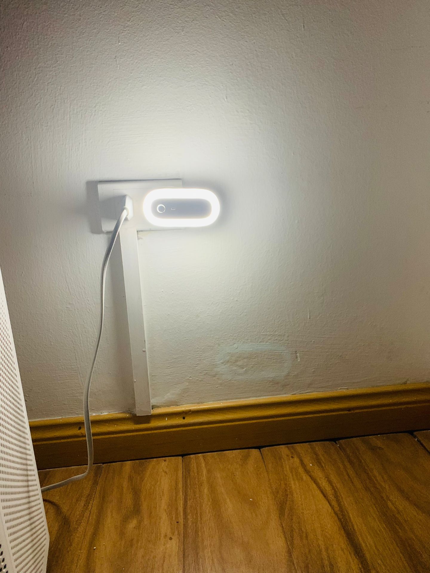 Đèn nhỏ xinh, nh cấp độ sáng theo sở thích, có remote nên tiện lắm, nhất là có cài hẹn giờ 10p hoặc 30p là sẽ tắt nên tiết kiệm điện. Hoặc ngủ dậy giữa đêm bấm cái nó sáng. Ưng cực kỳ ý :))