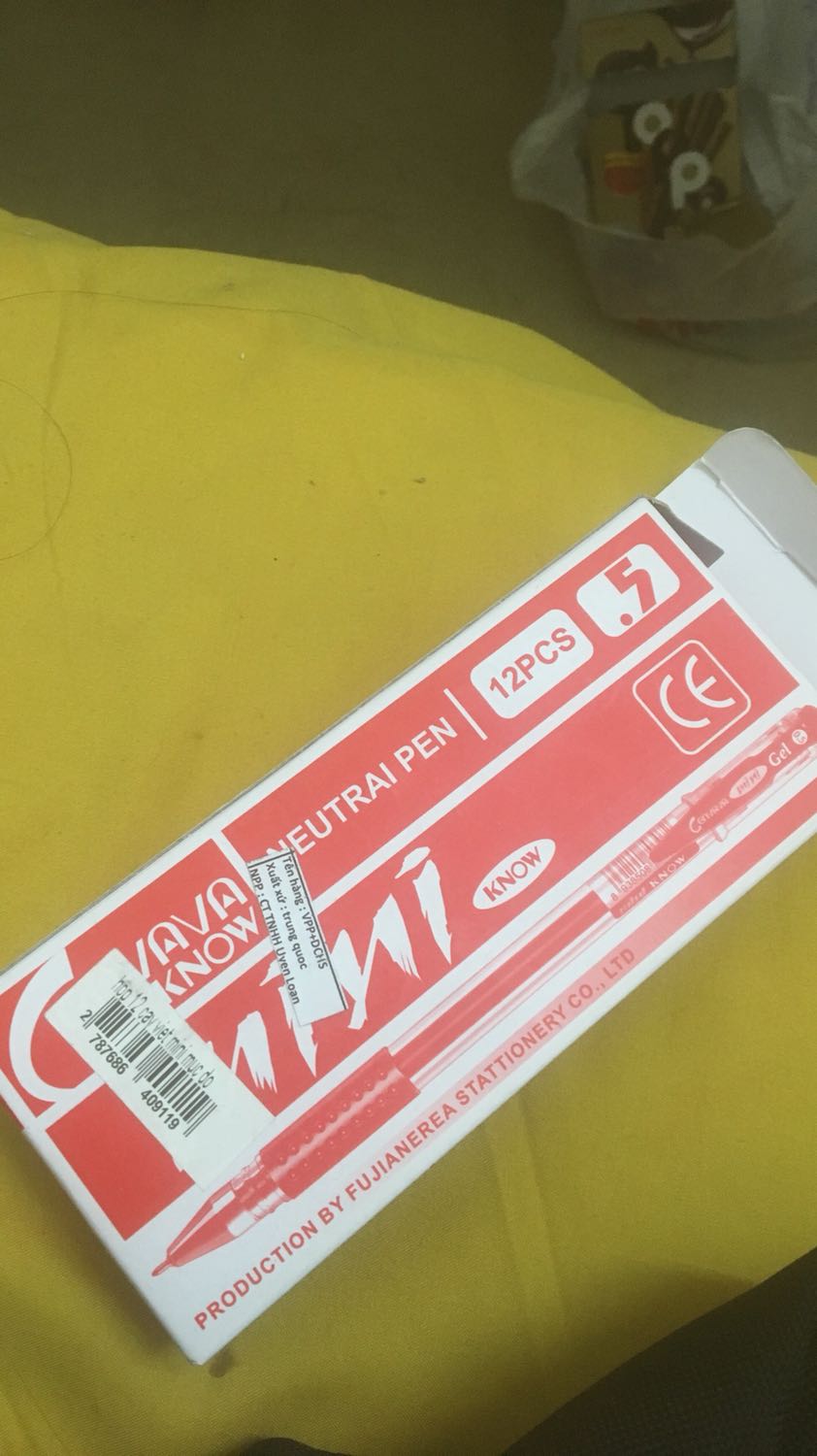 Mua một hộp luôn cho đỡ mất công mua lẻ, bút viết tốt, mực ra đều, giá đợt đó mua rẻ, mà rơi phát là dễ gai ngòi lắm nha