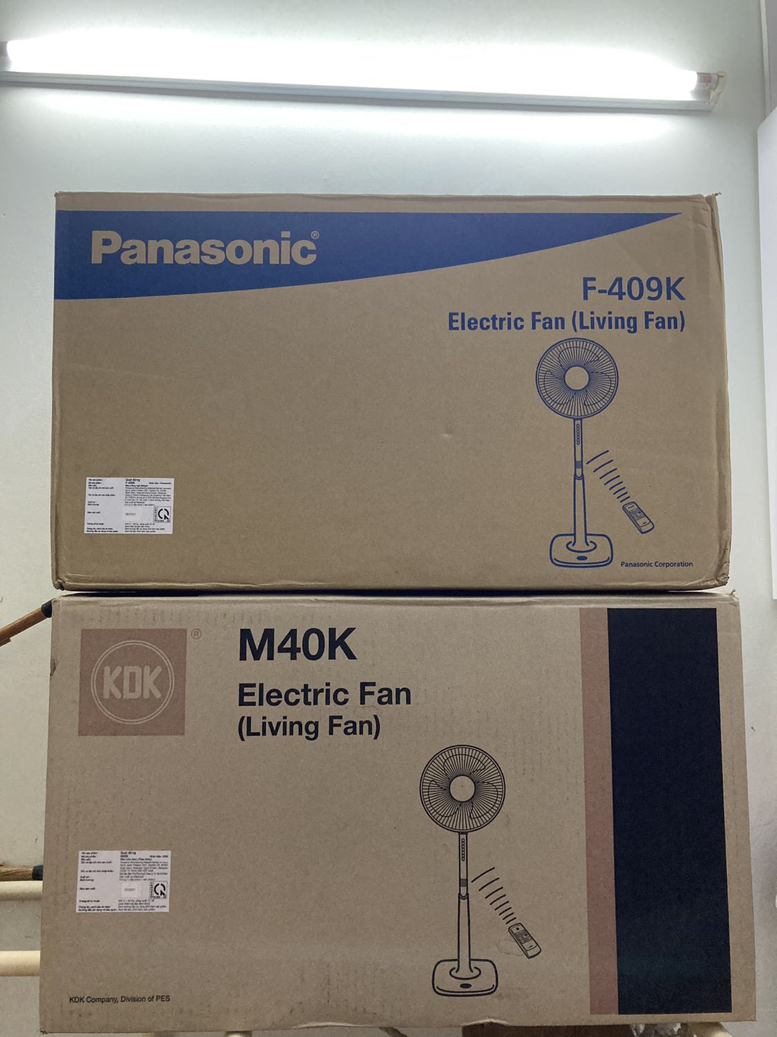 Xài ổn, mạnh, êm. Quạt nặng, chắc. Nâng chiều cao lên khá cao. Mẫu mã khá giống với 1 sản phẩm quạt khác của KDK, nhìn như 2 anh em hơn 95%