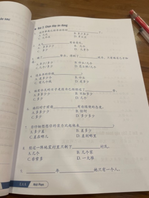 Nội dung phong phú, câu dịch trong sách hay, có đáp án rõ ràng, có giải thích. Bài tập từ dễ đến khoa ( sách bài tập cũng cố ngữ pháp HSK sách màu đỏ) cuốn sách màu vàng thì không có giải thích bài tập khó