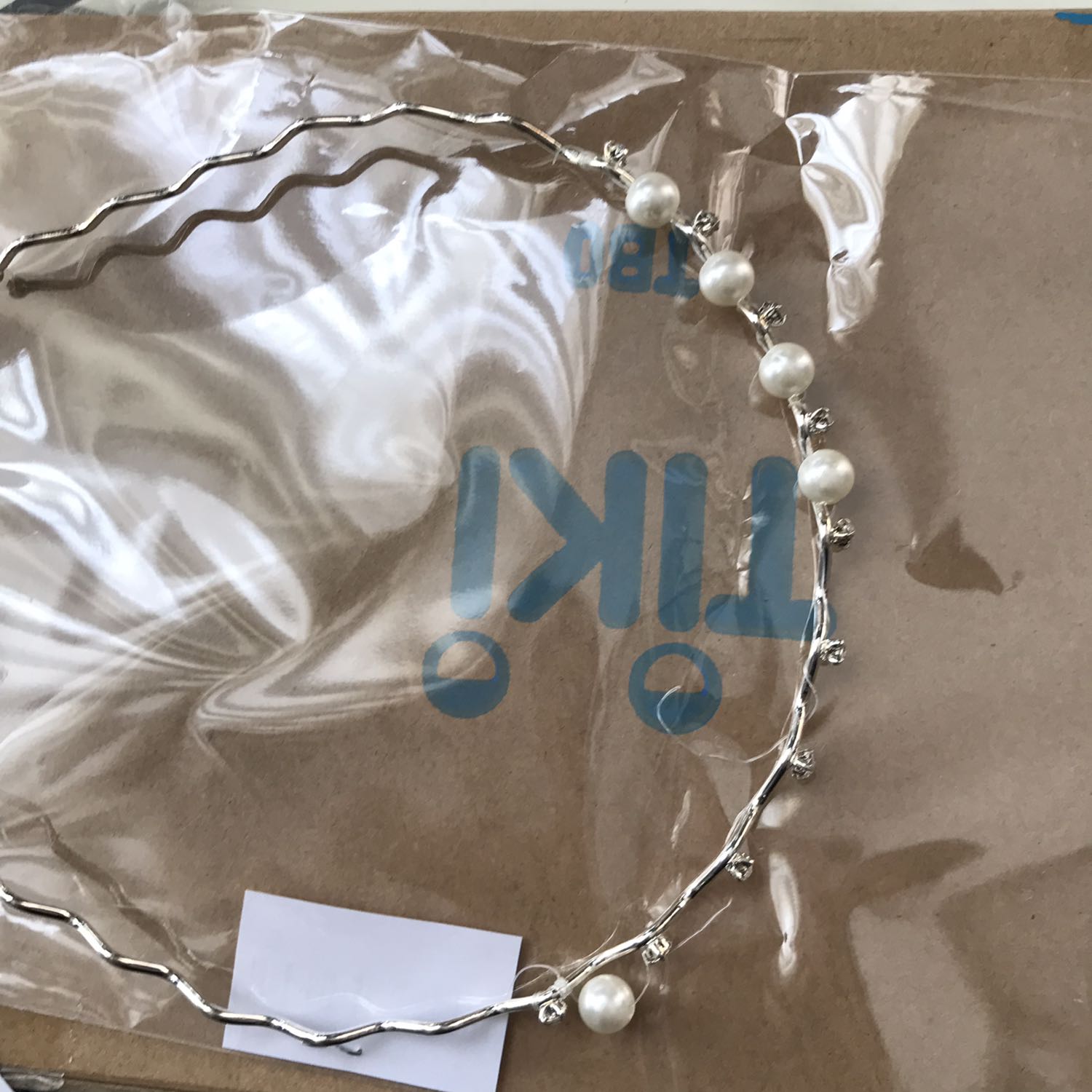 Mình vừa nhận hàng ngay tức thì. Về mở hộp ra thì cài bị bong hết, số viên ngọc ko đủ, dây cước thì đứt gãy lung tung. Thế mà vẫn đem sản phẩm đi bán được? Bên tiki qua đóng gói hàng mà nhìn chất lượng sản phẩm vầy mà cũng nhận cho nổi. Quá tệ!