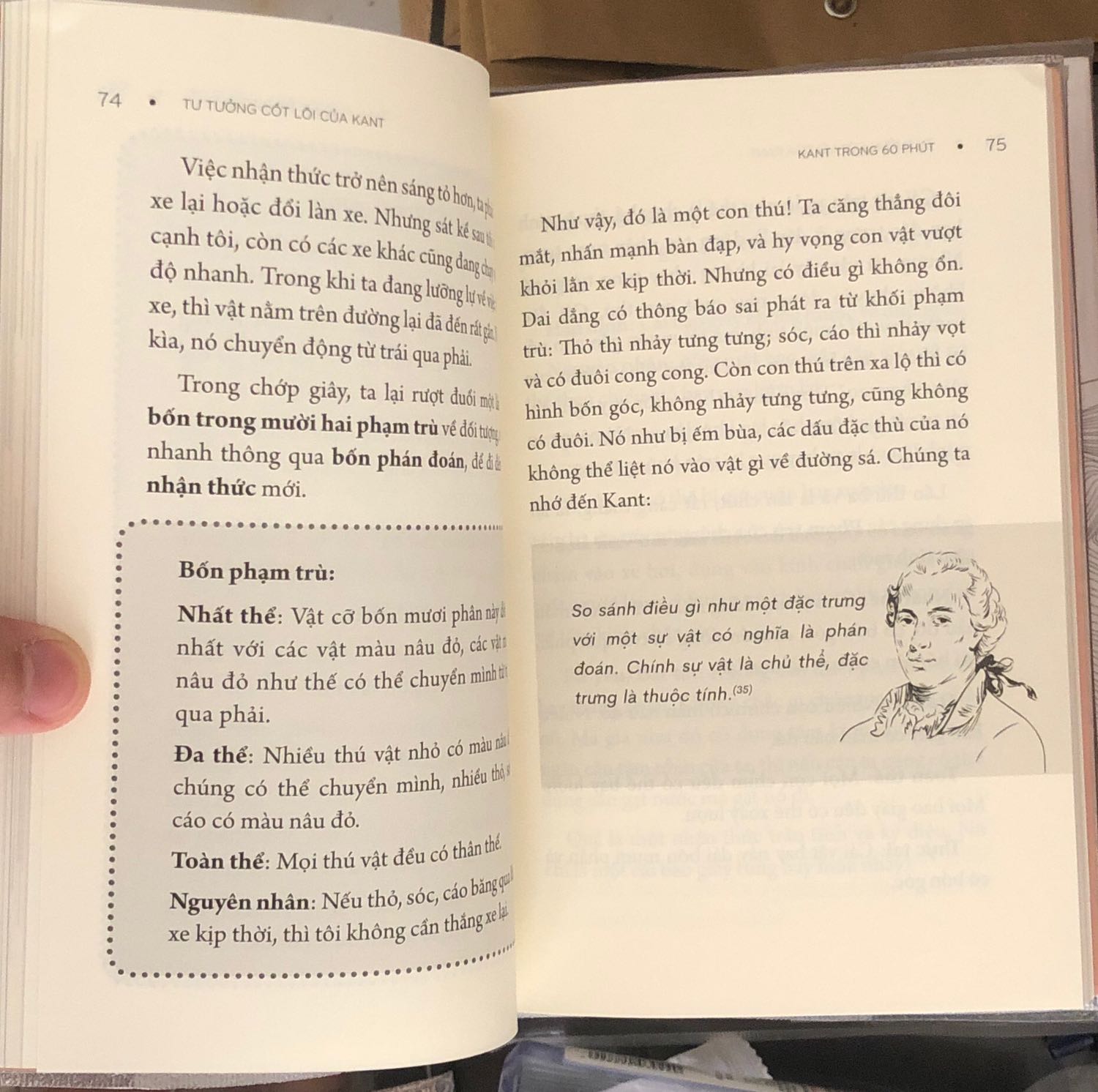 Sách đẹp, bọc plastic đẹp, đóng gói hàng ẩu. 
Kant quả là triết gia lớn nhất trong tất cả các triết gia. Ông đã quan tâm đến những câu hỏi thật đơn giản. Bằng cách nào các hình ảnh và các nhận thức đến trong đầu chúng ta? Chúng ta có thể biết điều gì một cách chắc chắn và điều gì thì không? Những giải đáp của Kant cho đến ngày nay vẫn đầy ấn tượng.