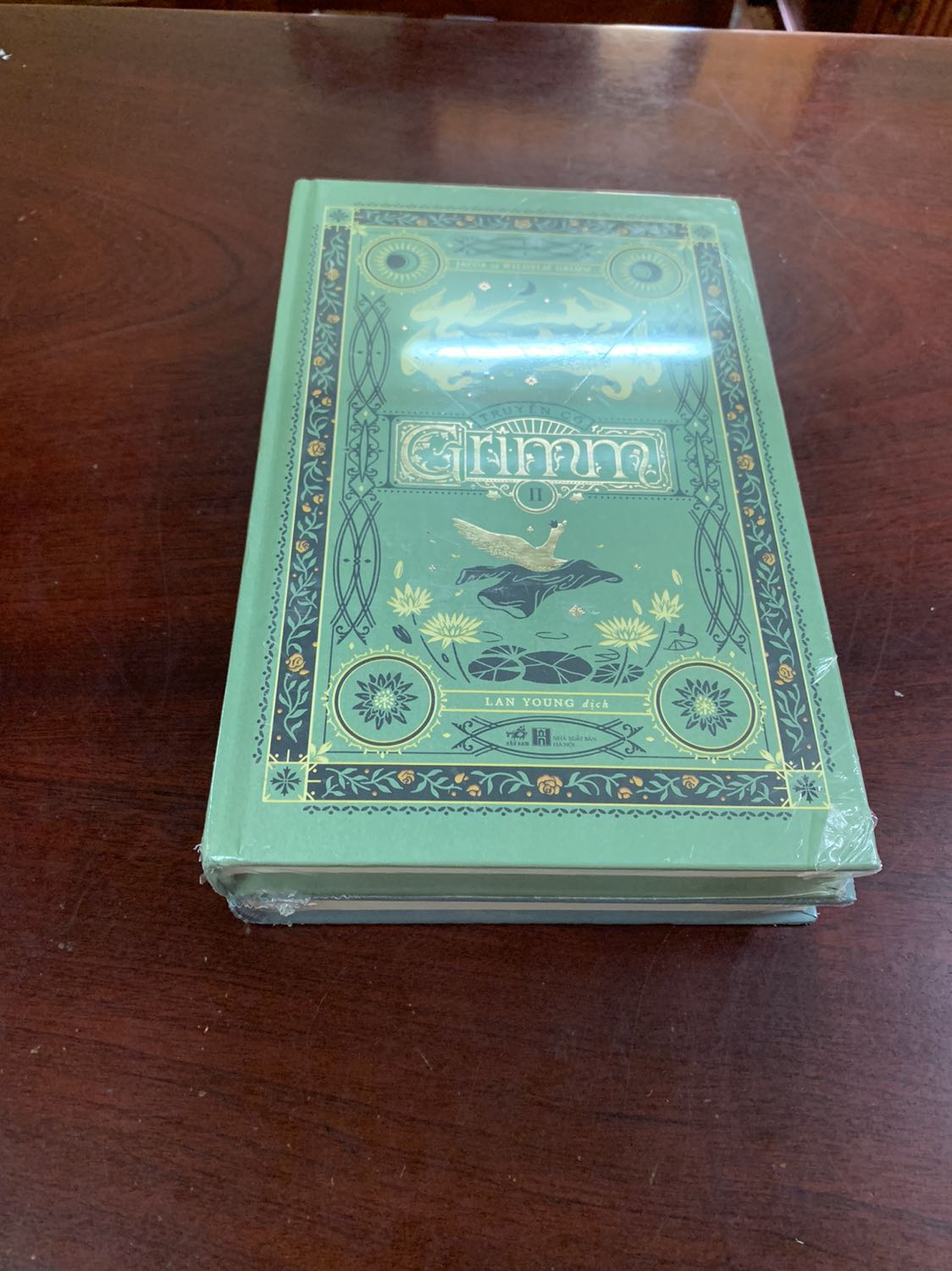 Mình nhận được combo 2 cuốn nguyên màng cứng nhưng Tiki Trading không dùng bọc chống sốc nên sách bị móp nhẹ ở hai đầu gáy sách. Vẫn chấp nhận được. Nhưng sao Tiki Trading không dùng bọc chống sốc để bảo quản sản phẩm tốt hơn nhỉ? Chắc chắn người nhận sẽ yên tâm hơn rất nhiều khi đặt hàng đó Tiki Trading à!