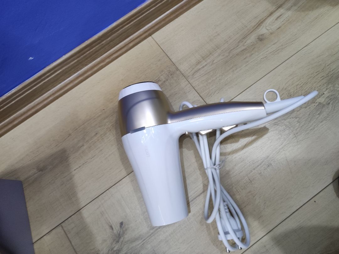 Sản phẩm đẹp, cầm nhẹ tay, gió không mạnh bằng máy Panasonic mình đang dùng nhưng với giá tiền hơn 300k là chấp nhận được. Sản phẩm k được đóng gói thêm hộp,chỉ bọc 1 lớp nilom nên về đến tay mình hơi móp méo,lần sau mong tiki đóng hàng cẩn thận hơn