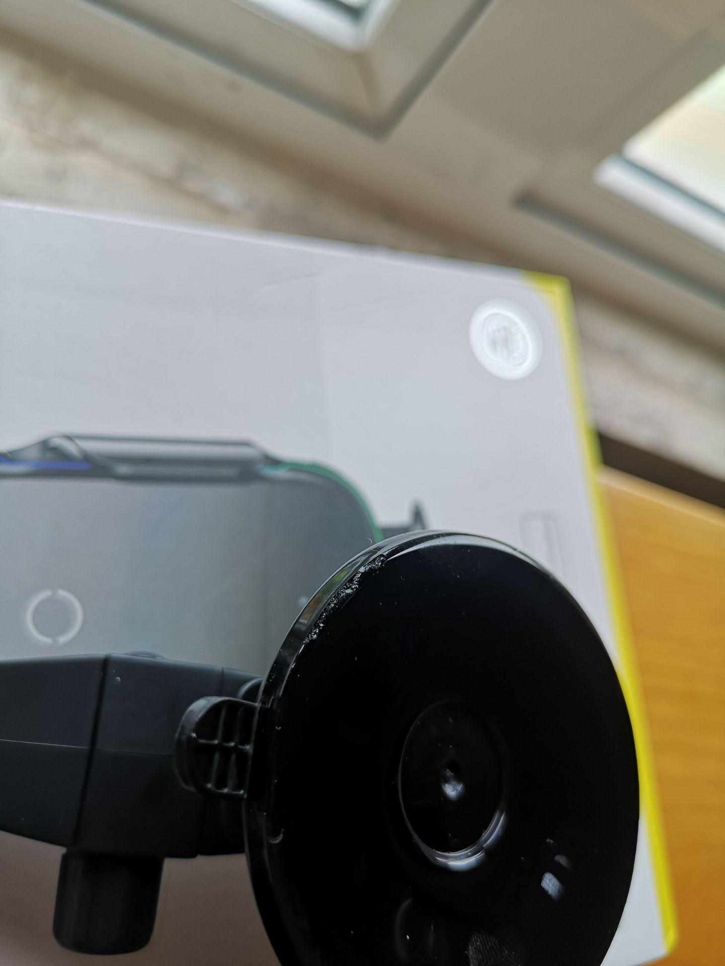 hàng đã qua sử dụng. miếng nilon che nắp hít đã móp méo hết cả. miếng cao su non hít cũng nham nhở như chuột gặm