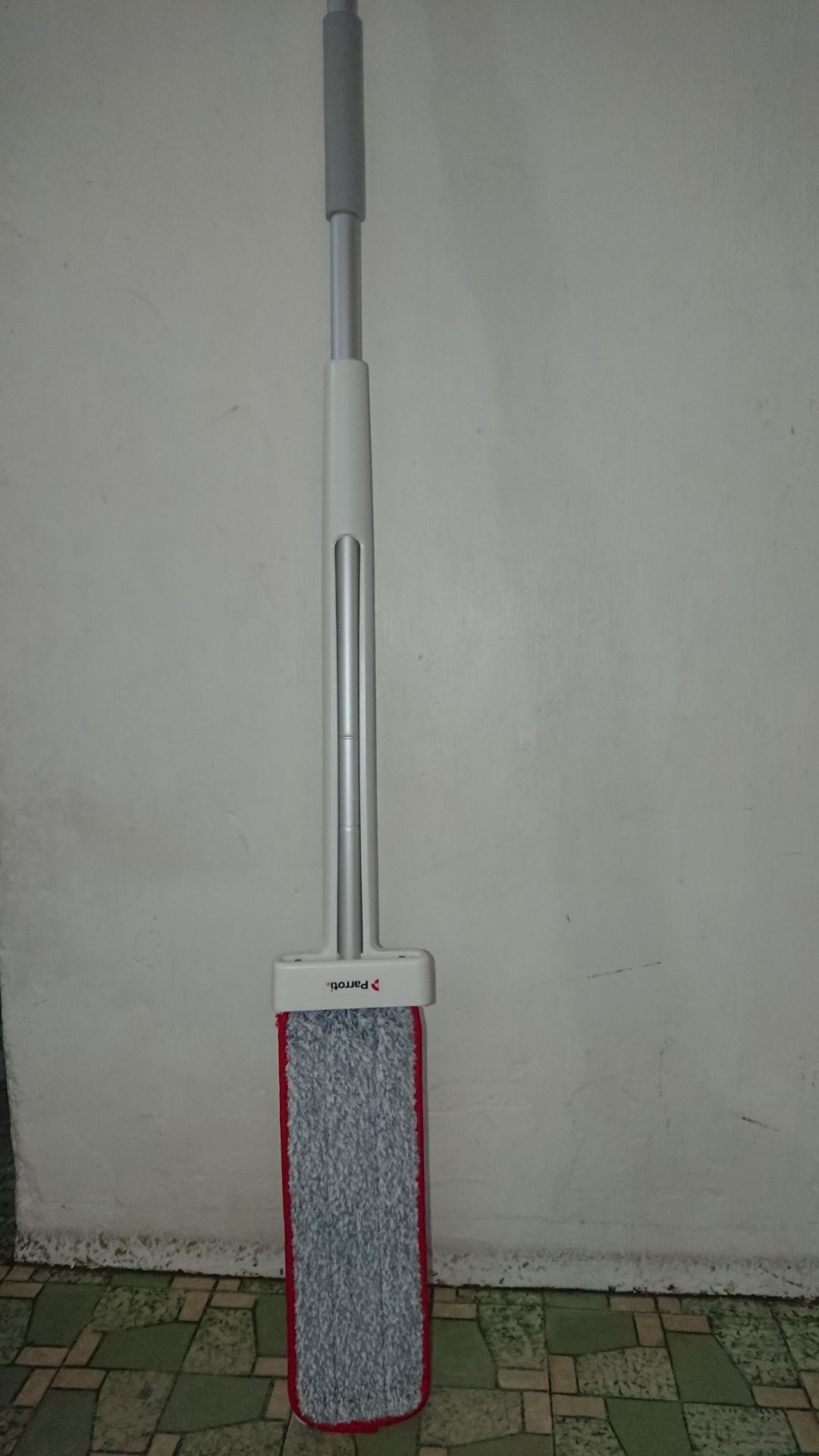 _ Đóng gói kỹ.
_ Đủ số lượng linh kiện kèm quà tặng.
_ Lau sạch nhưng giẻ lau có vẻ hít mặt sàn quá nên lau rất nhanh mệt và mỏi tay.
_ Chỗ nối giữa các ống dễ bị tuôn ngược trở ra mặc dù đã siết hết mức rồi.
_ Không thể xoay ngang giẻ lau khi lau ở dưới gầm thấp.