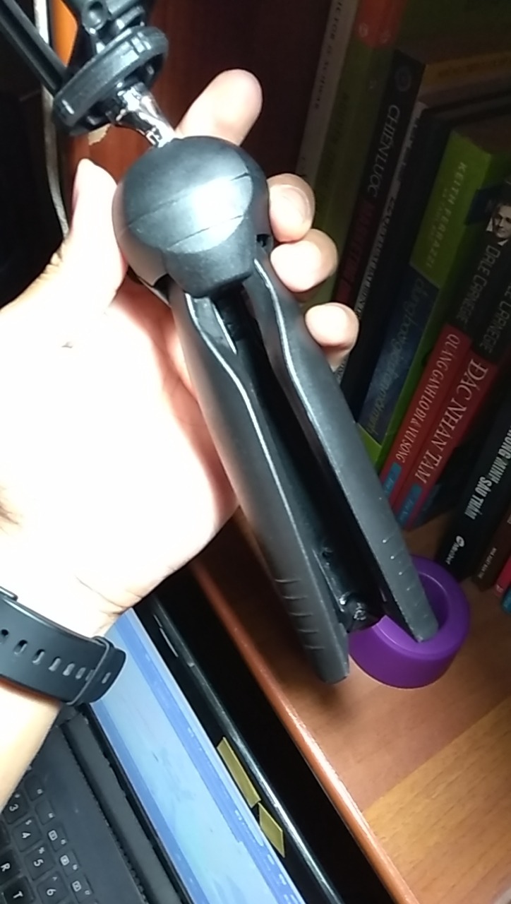 Sản phẩm cực kỳ tệ, dù ở khớp đóng cũng rất lỏng không chắc chắn. Gần như lẫy khóa đóng không có giá trị. 
Thứ 2, sản phẩm fake, không phải hàng yunteng, trên thanh chân trống không có chữ yunteng, mình dùng 1 vài lần thấy khá tệ, vào đọc comment không hiểu sao một bạn lại bảo nó chặt lắm, mình thấy nó cực kỳ lỏng lẻo thì đúng hơn.
Đề nghị Tiki báo shop gửi lại hàng chuẩn yunteng cho mình, chứ treo đầu dê bán thịt *** thế này rất không ổn.