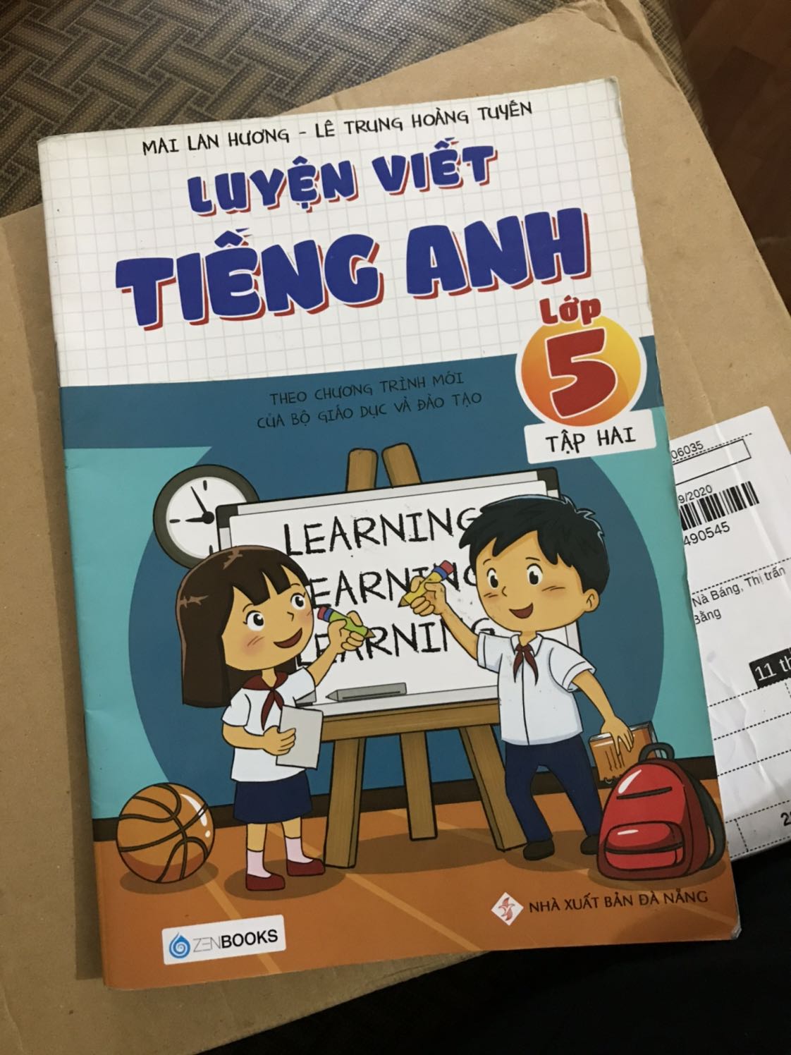 Mình ko bàn về chất lượng cuốn tập viết này nhưng khi nhận đc sản phẩm mà viền bị quăn lên, ko còn mới là đã ko ưng ý rồi! Còn 1 lớp bụi trên mặt sách mình phải lấy khăn lau đi mới sạch, thật sự lần này mua sách trên tiki thấy thất vọng nvay