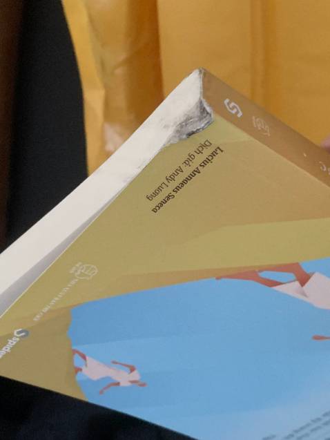 Hôm nay mình vừa nhận sách, bao ngoài bẩn quá không giống đang giao sách lắm. Góc bao có chỗ lủng và đen sẵn như hình. Mình mở ra xem để chắc chắn bên trong có vấn đề trước khi bên Tiki liên hệ đổi hàng. Comment này có thể sẽ bị ẩn nhưng hi vọng bên Tiki giải quyết sớm cho mình. Lần đầu tiên gặp trường hợp giao sách bẩn như vậy đến từ vị trí Tiki. Có thể hiểu do dịch tồn kho lâu nhưng góc sách biến dạng nên không cố cho qua được. Chờ phản hồi từ Tiki. Cảm ơn nhiều!